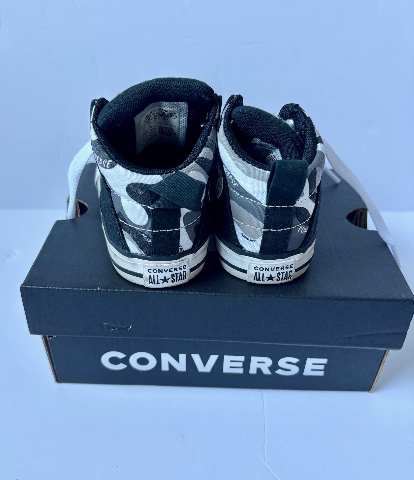 #43 Converse Mid Top Chucks Boys 7 NIB