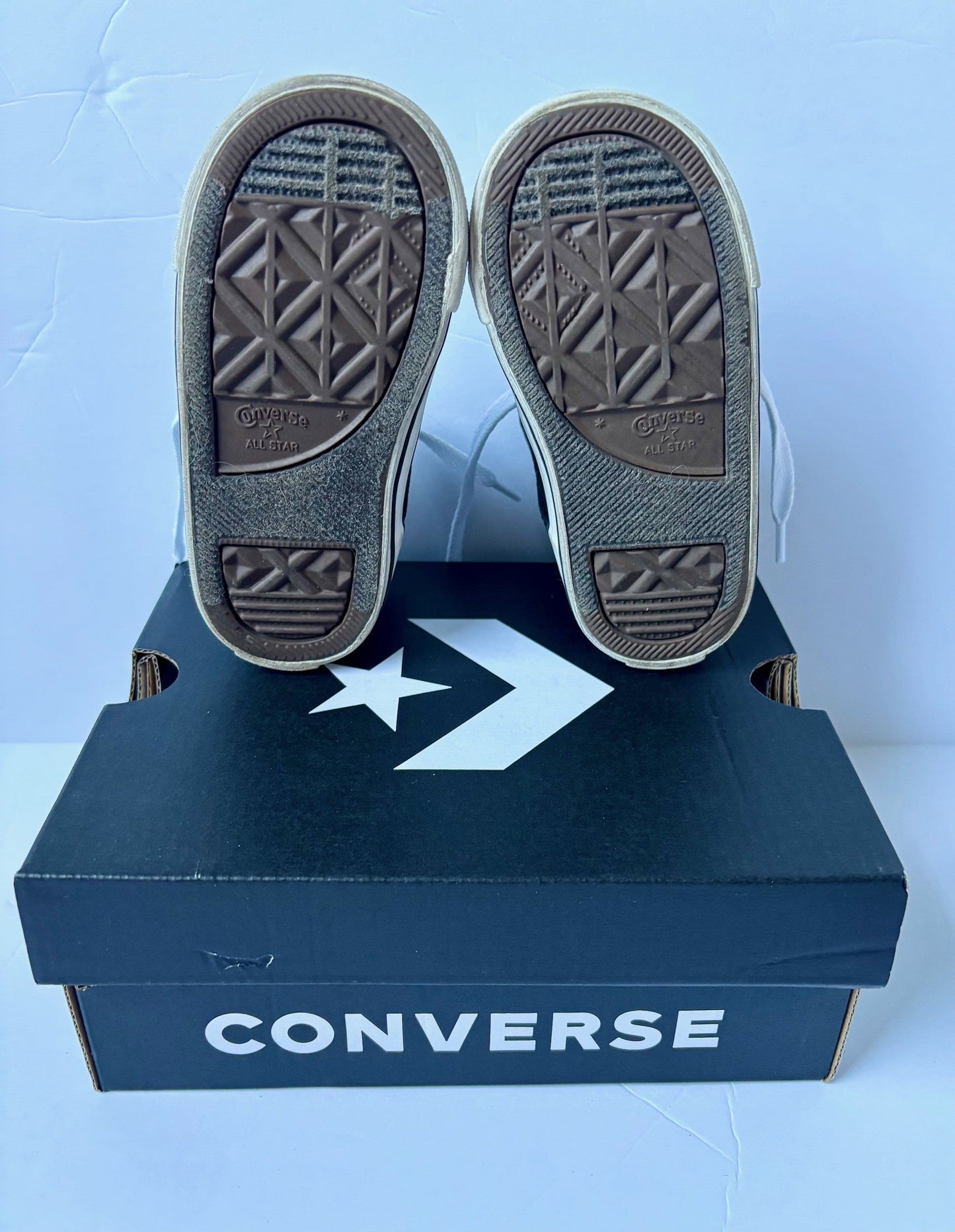 #43 Converse Mid Top Chucks Boys 7 NIB