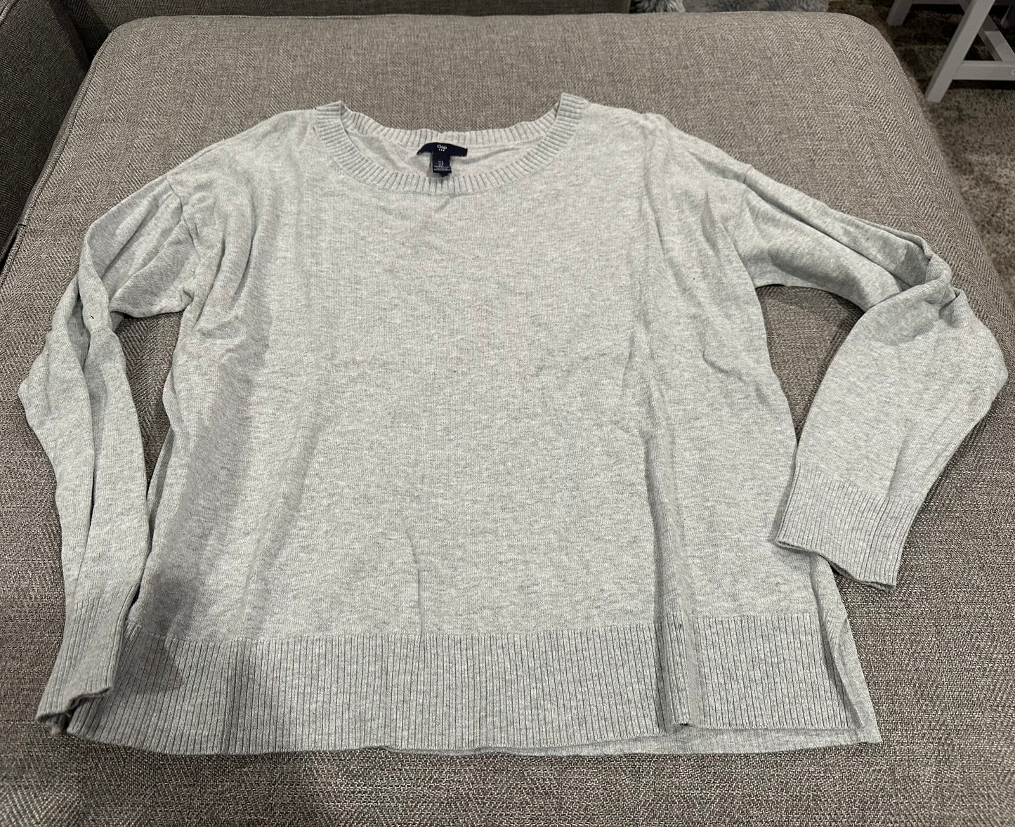 #75B Women’s L Gap sweater