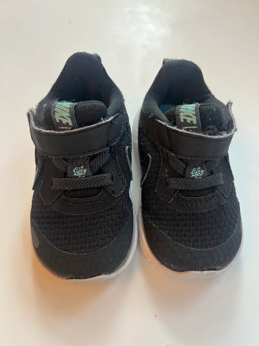 Seller #20 black Nike size 4c