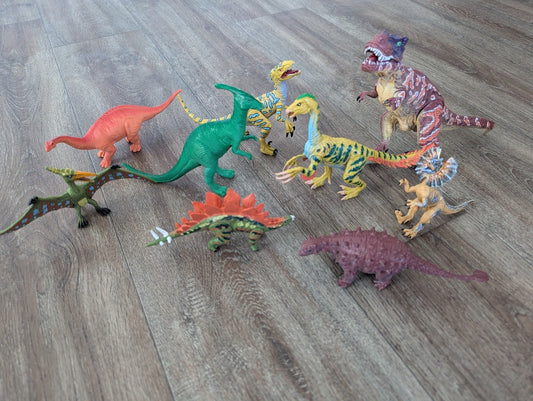#144 - Small dinosaur figurines