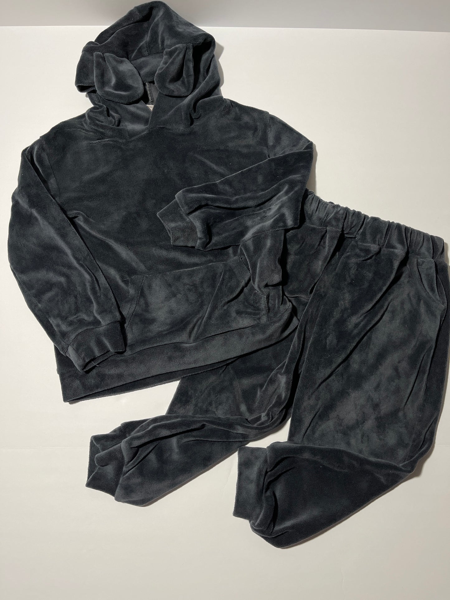 #150 boys grey velour sweatsuit size 110