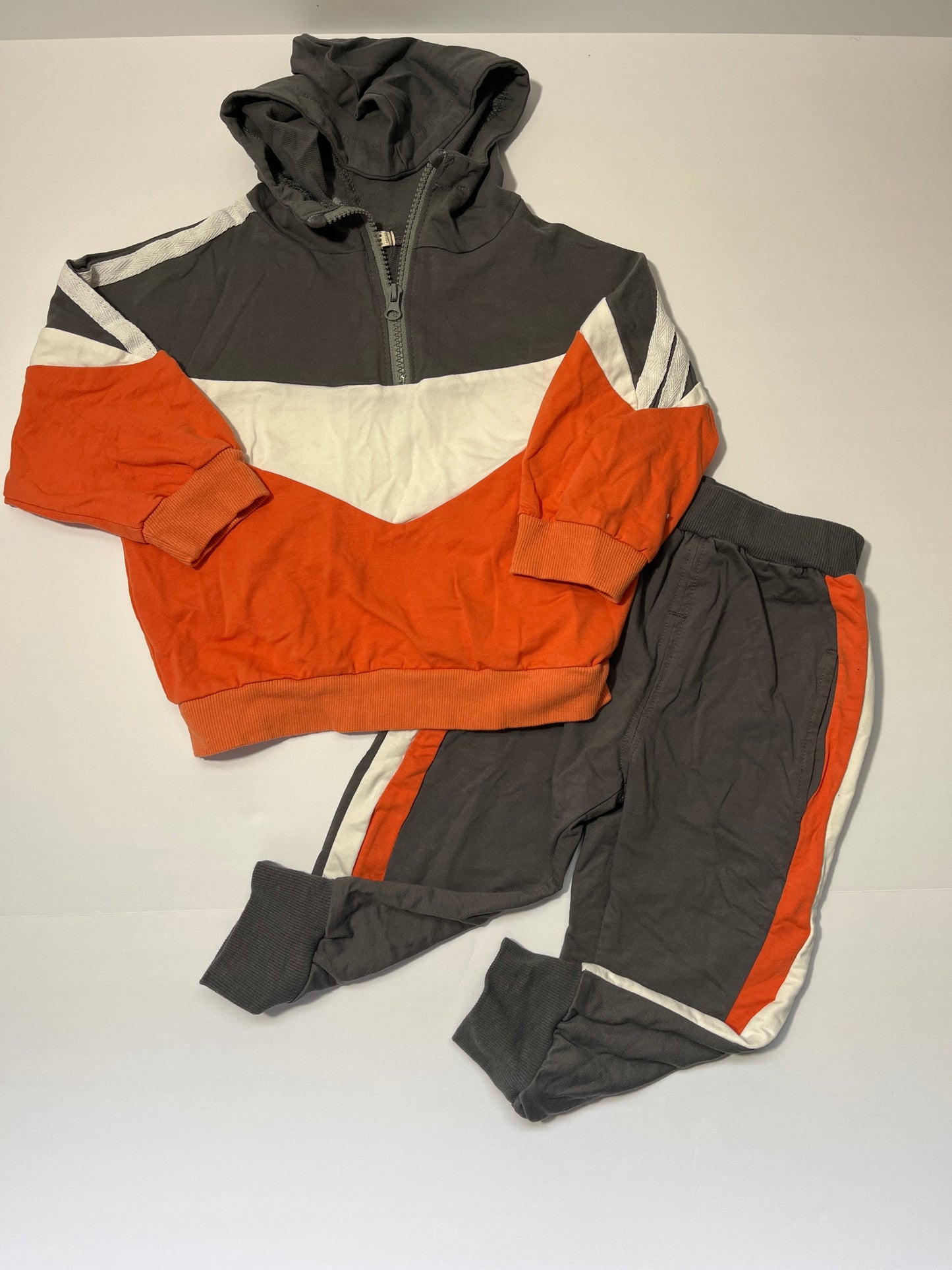 #150 boys size 100 orange grey hooded set xiaoyofeng