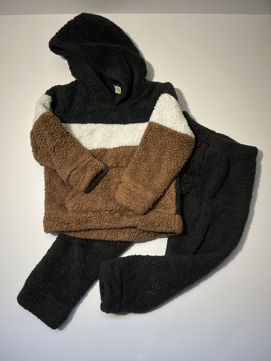 #150 boys size 110 Sherpa black brown outfit
