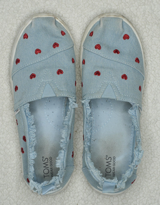 #31 Girls' Heart Embroidered Toms, Size 4