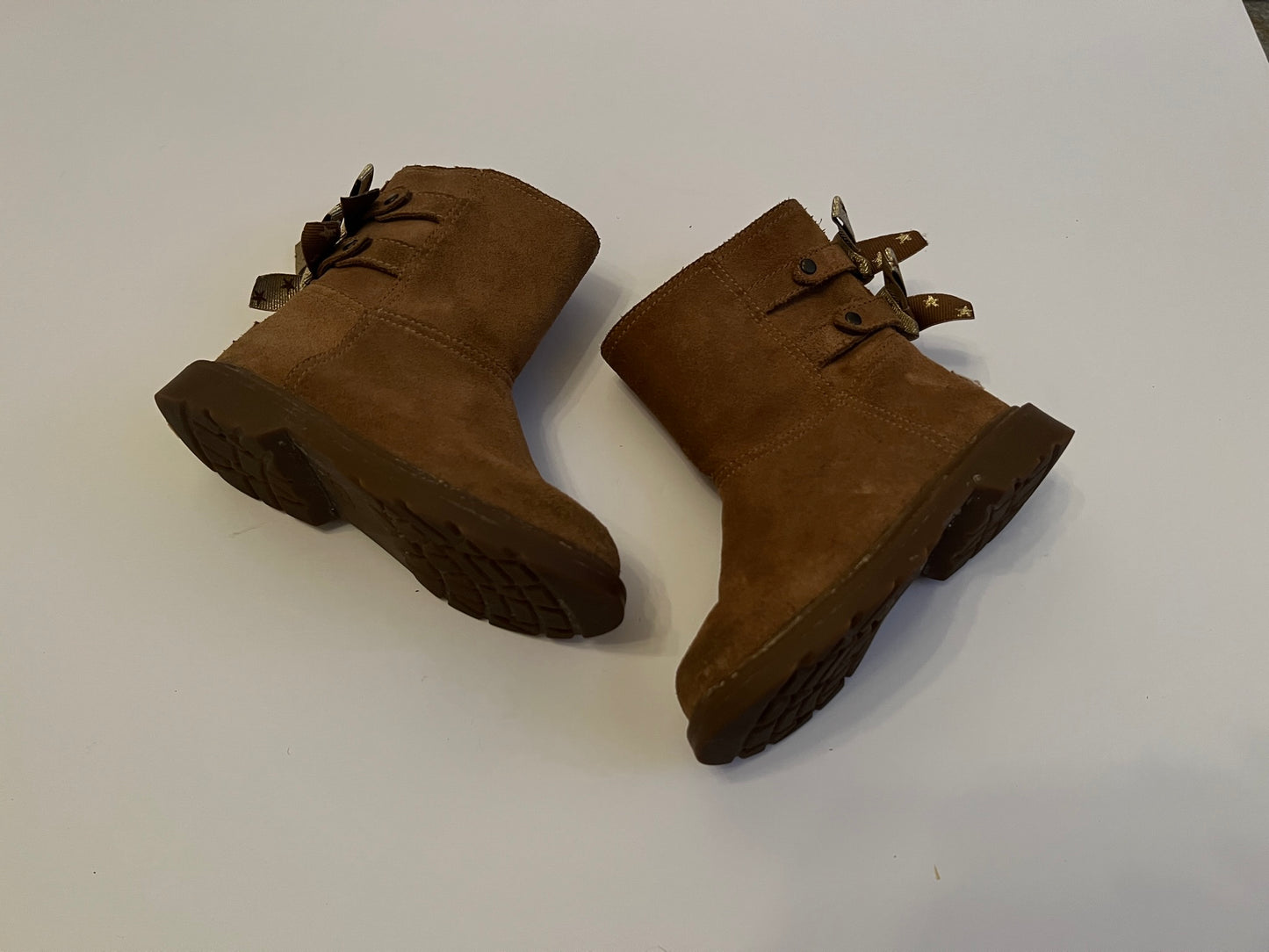 #77B Girls size 9 Ugg Tillee bow boot VGUC