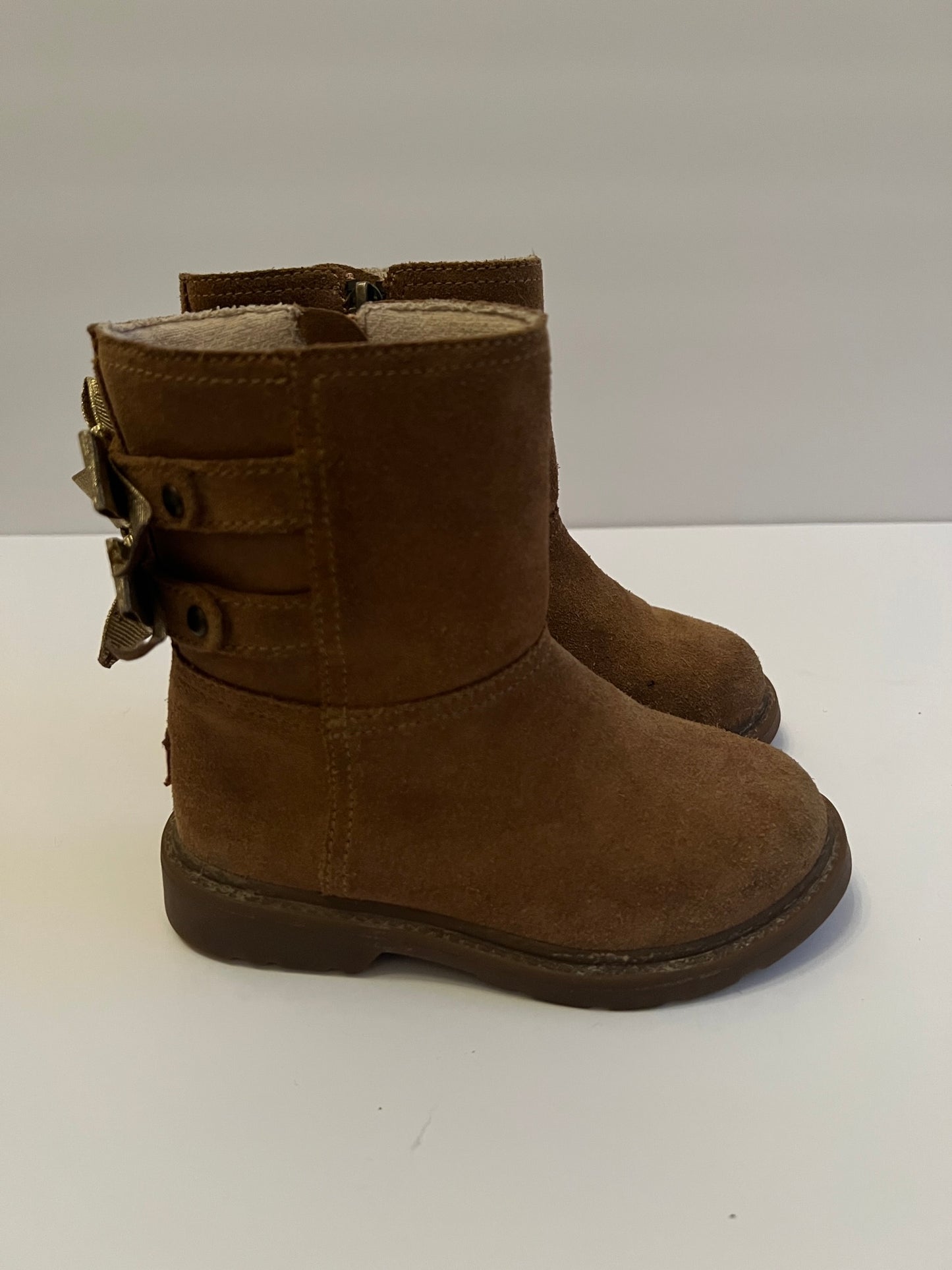 #77B Girls size 9 Ugg Tillee bow boot VGUC