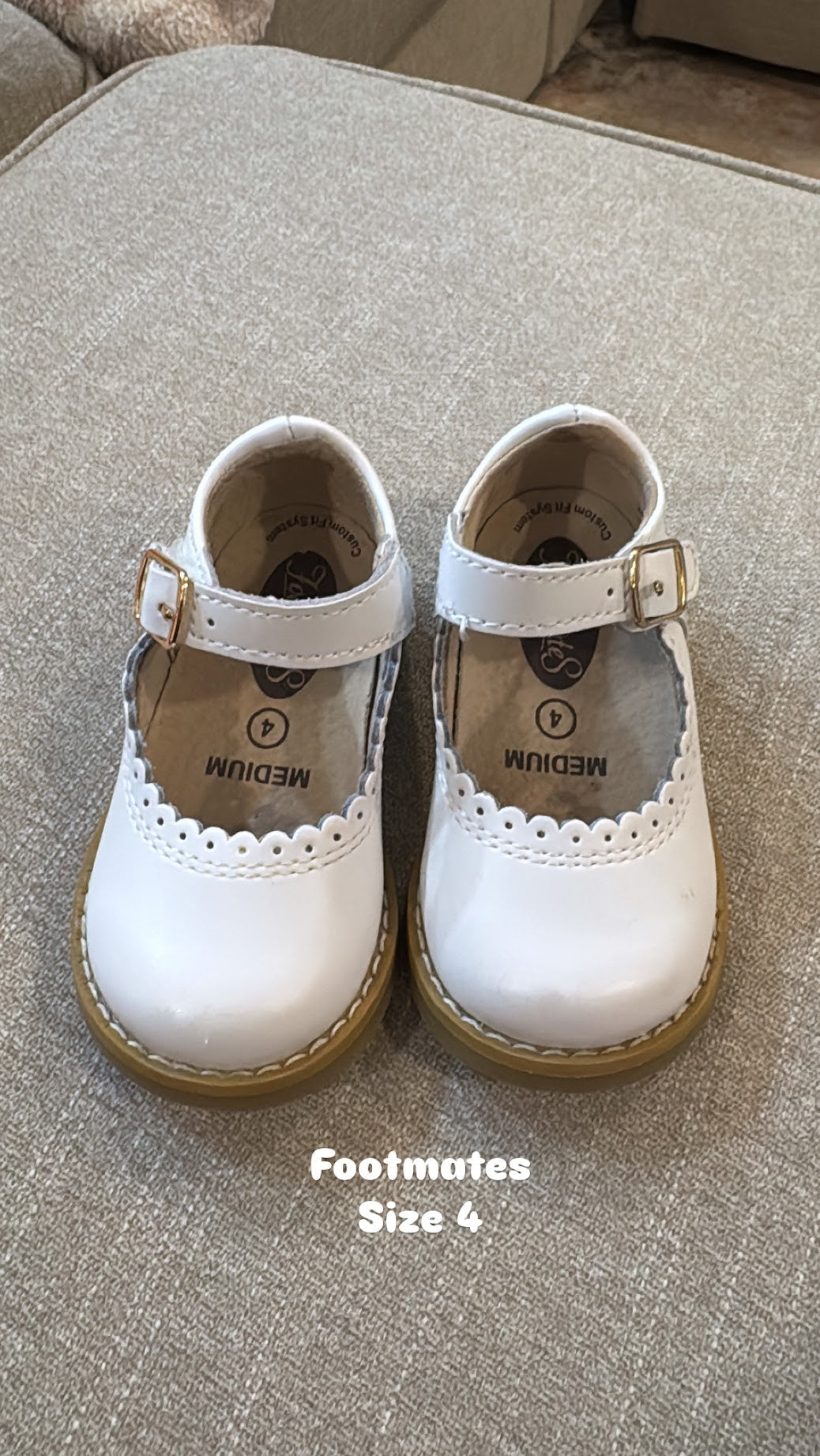 #145 Footmates white dress shoe Size 4 EUC