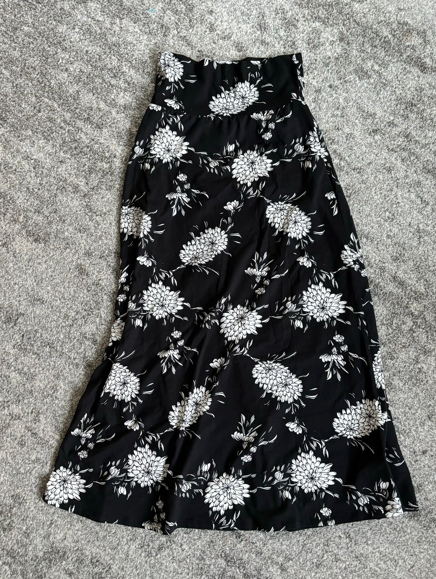 Woman's Extra Small Petite Loveappella Cameron Brushed Knit Floral Maxi Skirt Black White