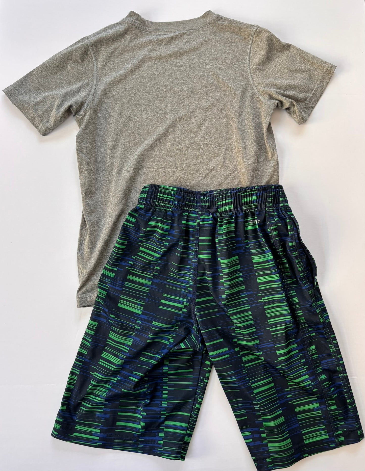 #84 Nike Dri-Fit Logo Shirt Loose Fit Graphics Athletic Short Set Boys Size Small