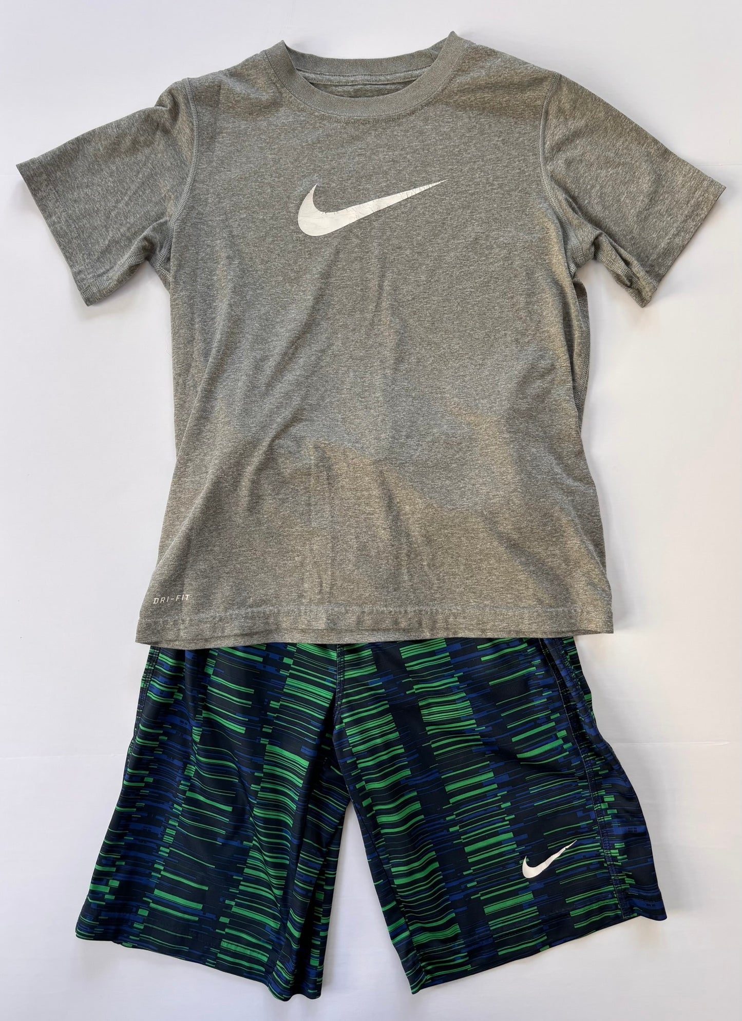#84 Nike Dri-Fit Logo Shirt Loose Fit Graphics Athletic Short Set Boys Size Small