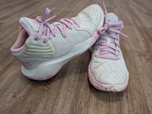 #144 - Girls Under Armour Basketball Shoes Size 4Y
