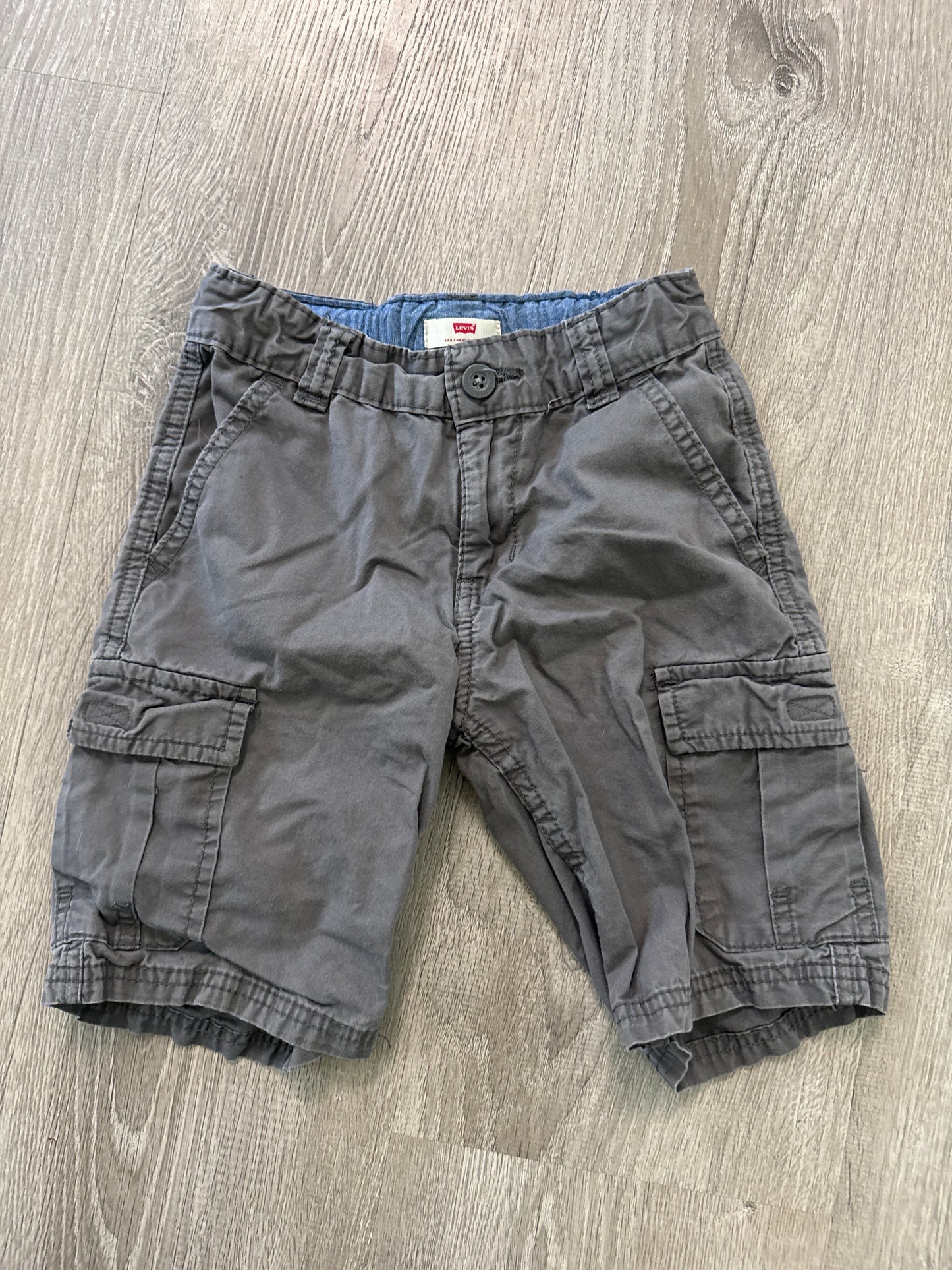#149 reduced Boys size 6 Levi’s grey cargo shorts