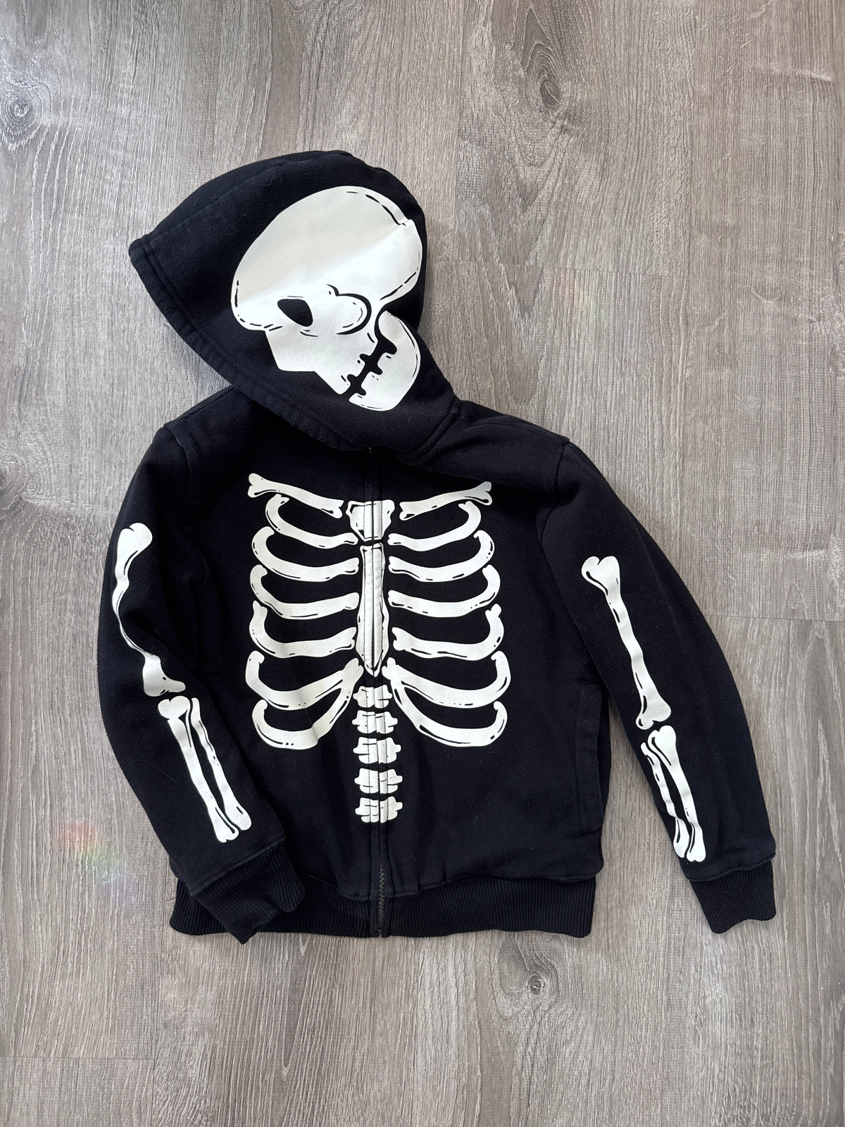 #149 Boys children’s place 7/8 thick glow in the dark Halloween skeleton hooded sweatershirt