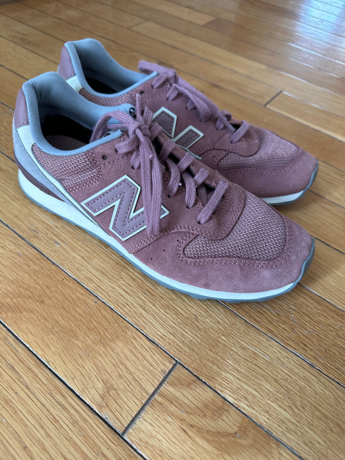 #133 Women’s New Balance 696 Sz 8.5 Sneakers Tennis  Shoes Worn maybe 4 times