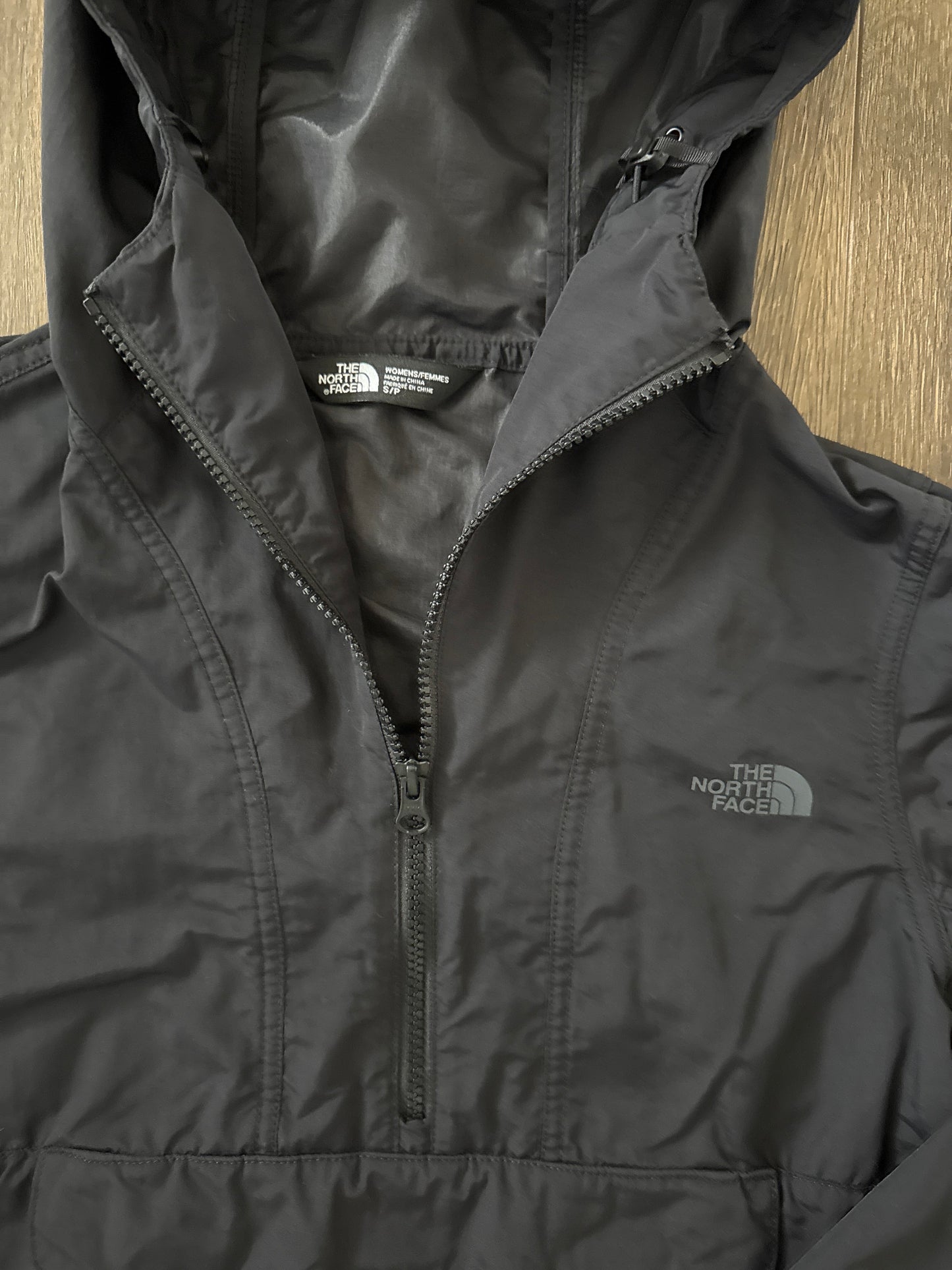 #173-The North Face women's pullover windbreaker size S