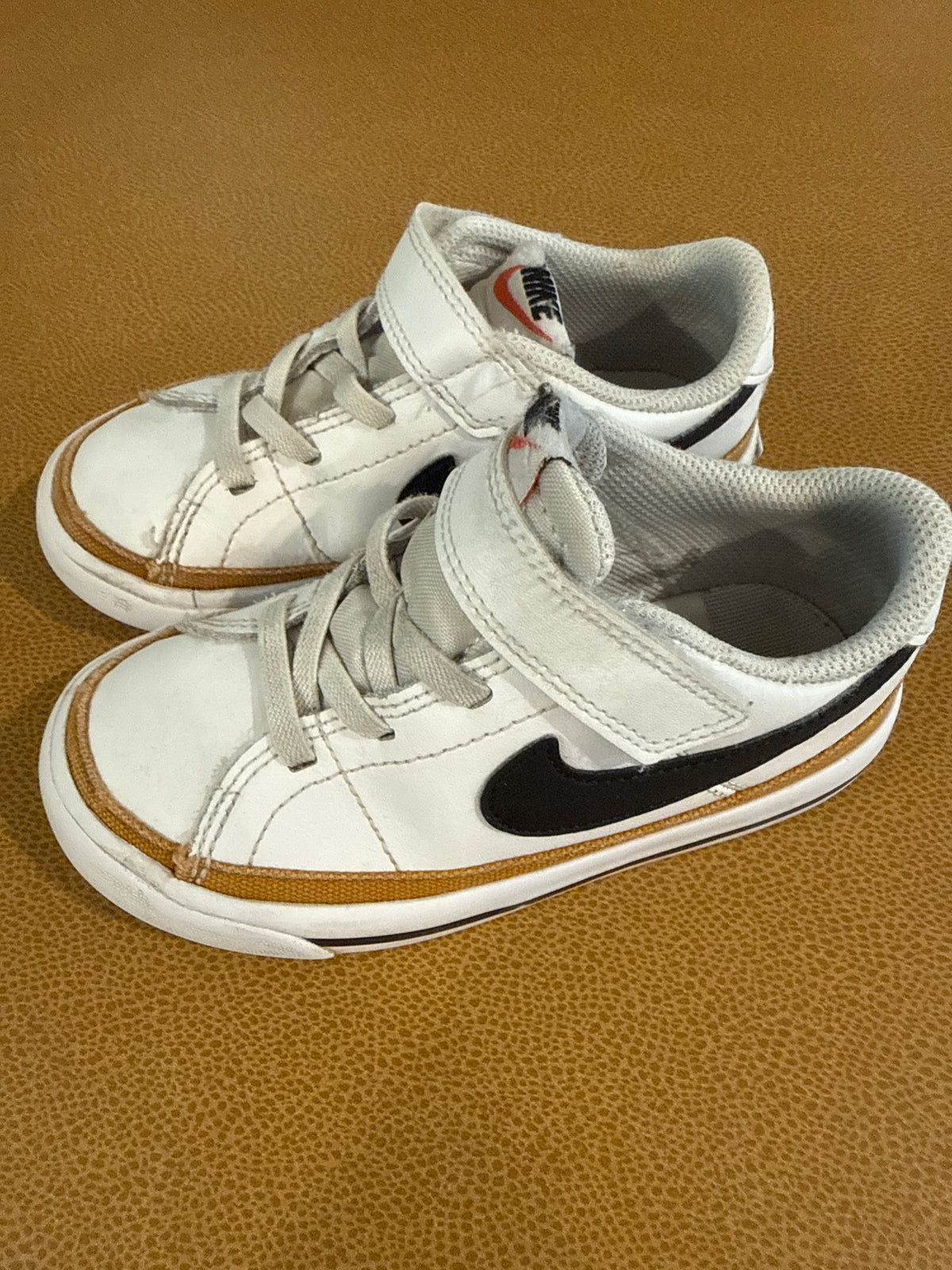 #87 Nike court legacy size 9 boys Velcro play condition