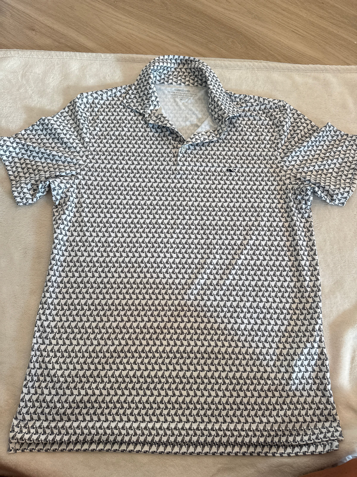 #81 Men Medium vineyard vines bouy shirt