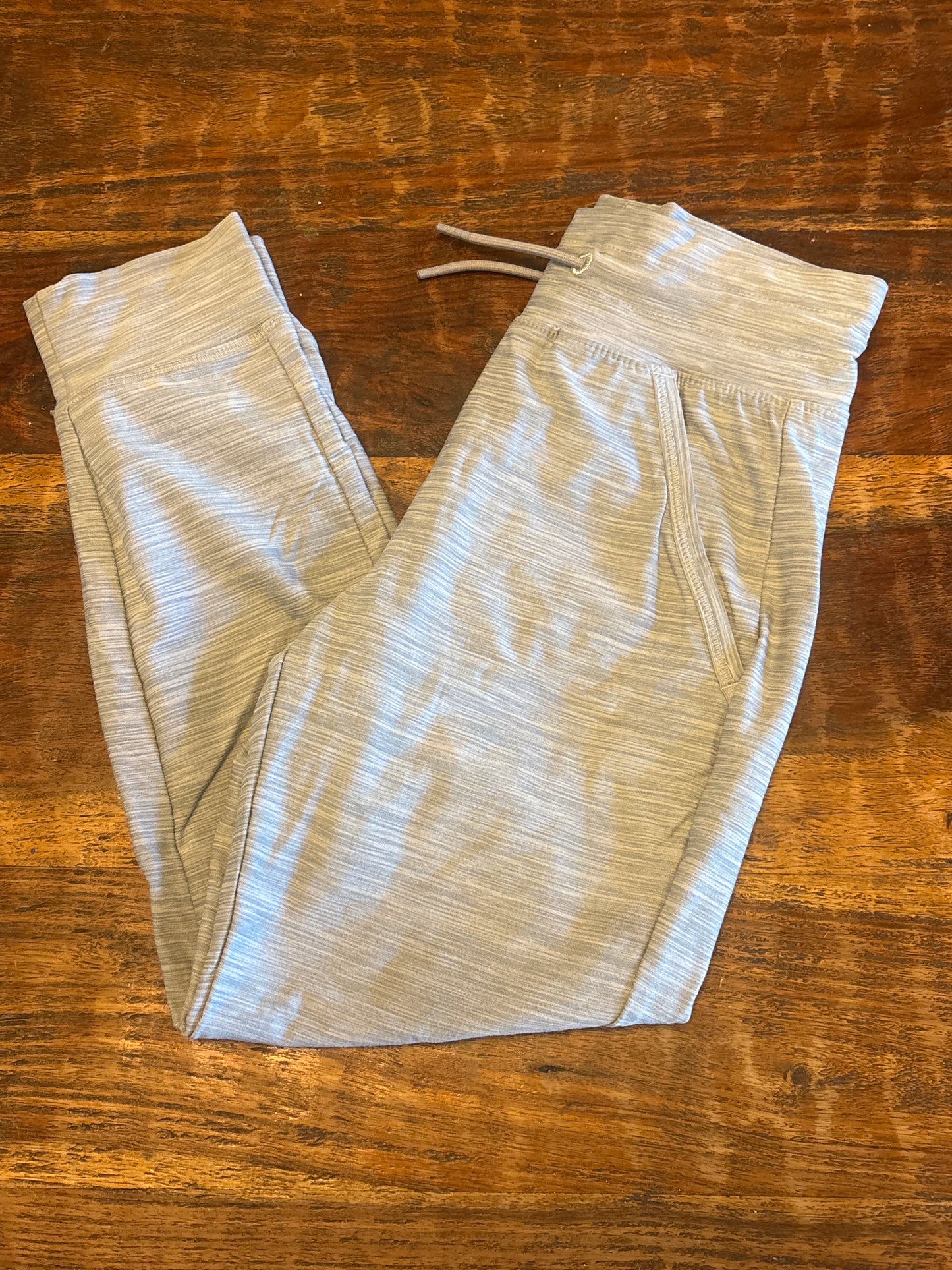 #182 Girls size 5 athletic leggings with pockets and cute baseball tee