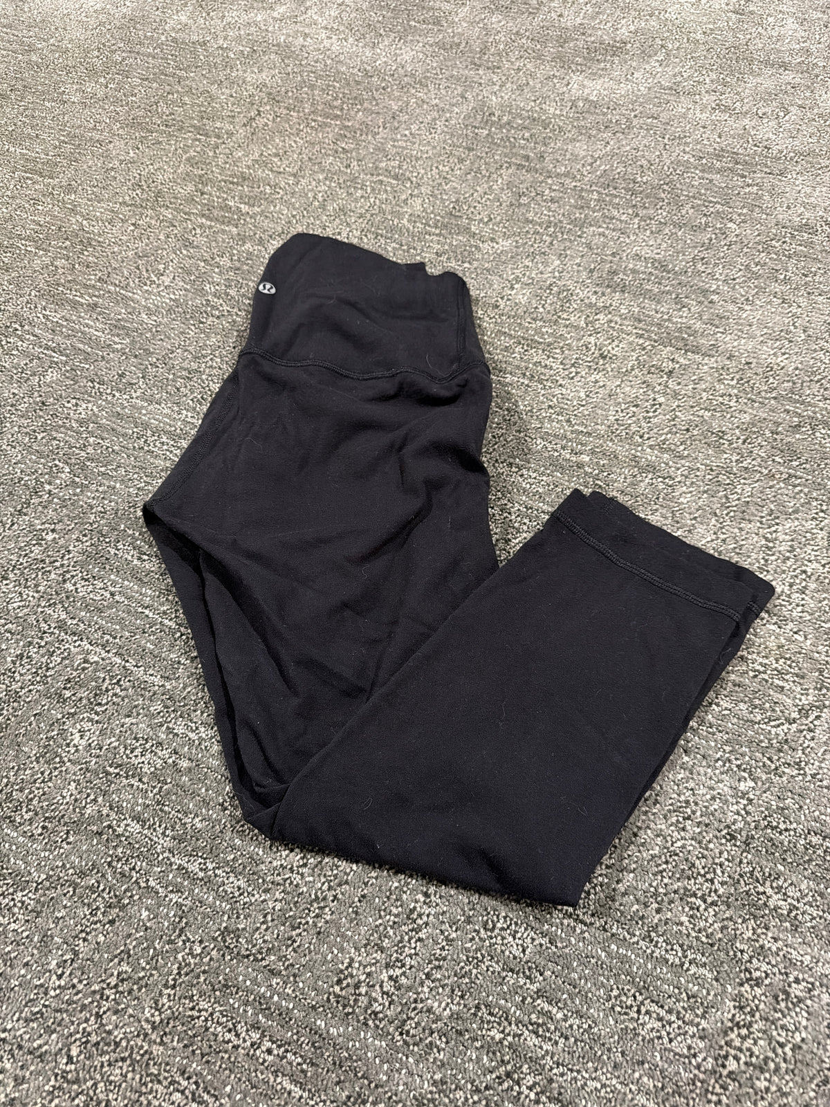 #133 women’s Lululemon cropped black leggings 4/6