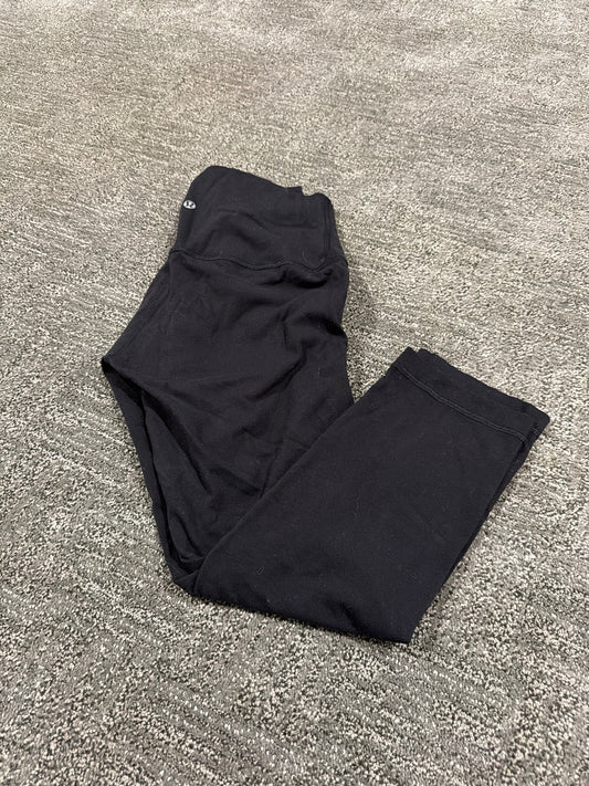 #133 women’s Lululemon cropped black leggings 4/6