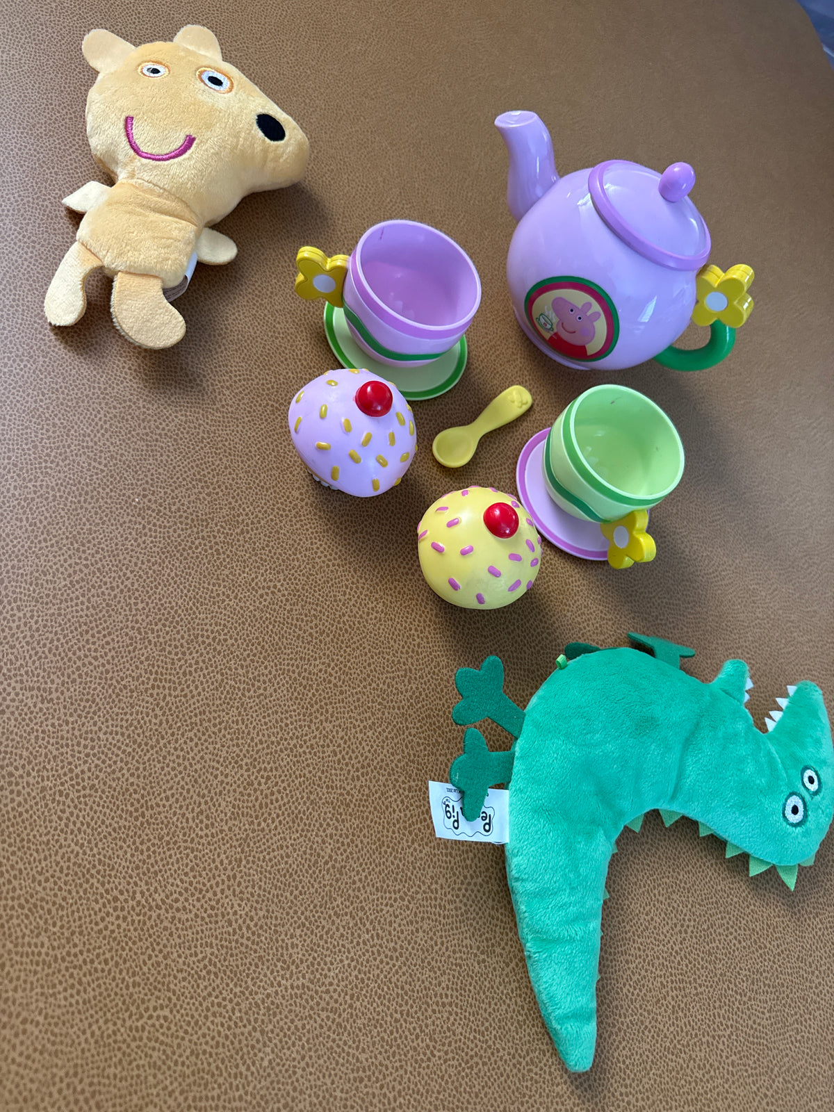 #87 Peppa pig tea set