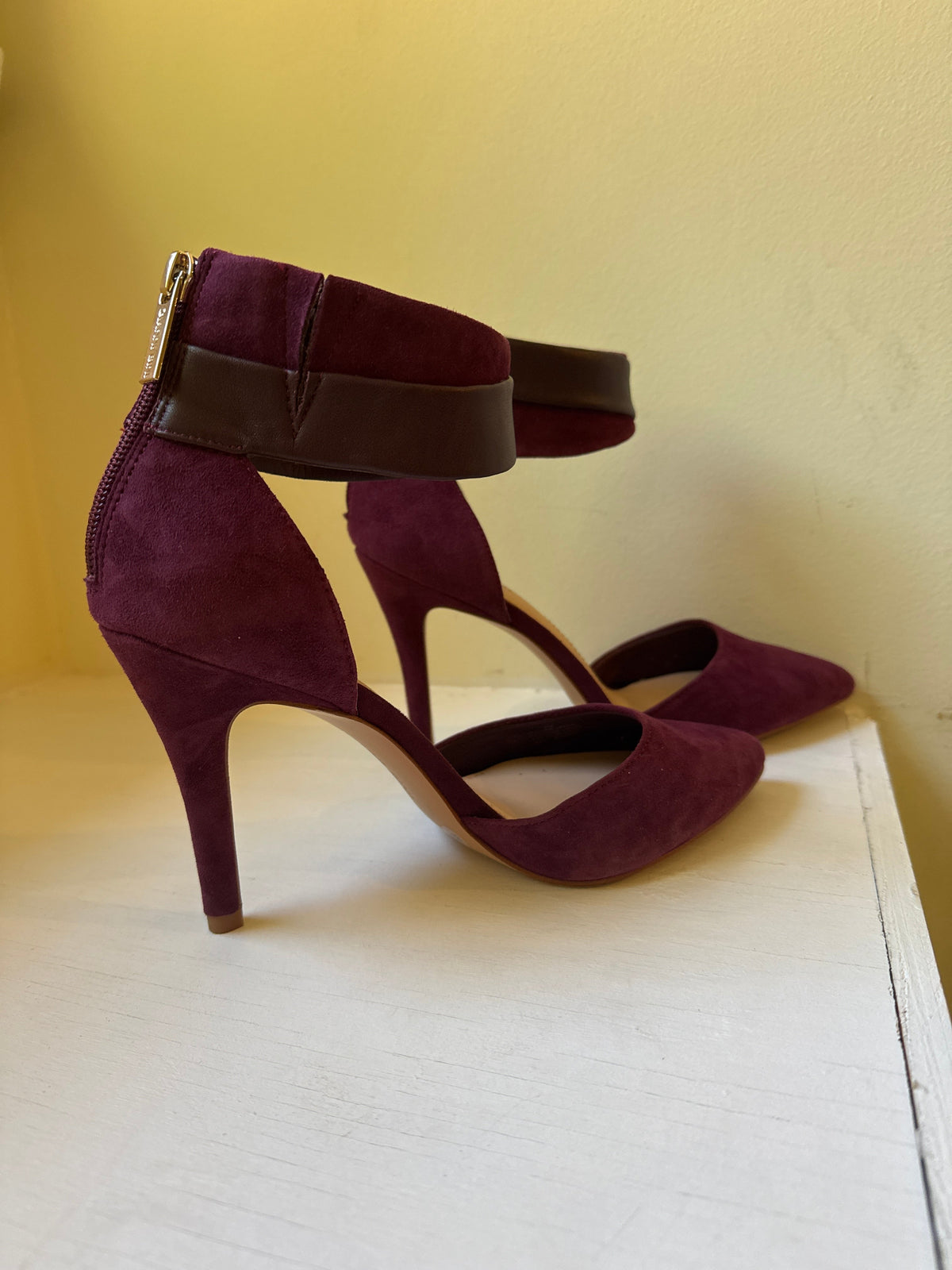 #127 Gianni Bini Suede Heels Women's 8
