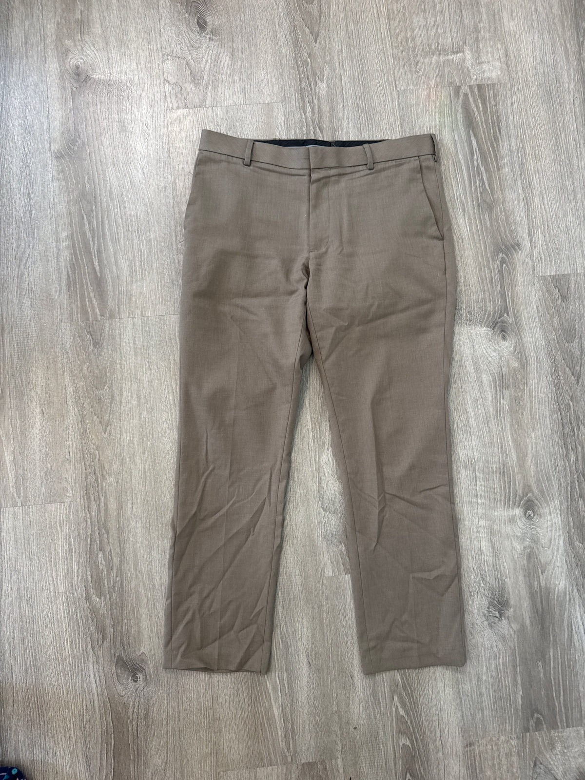 #149 Men’s VanHuessen Slim Traveler 32x30 dress pants