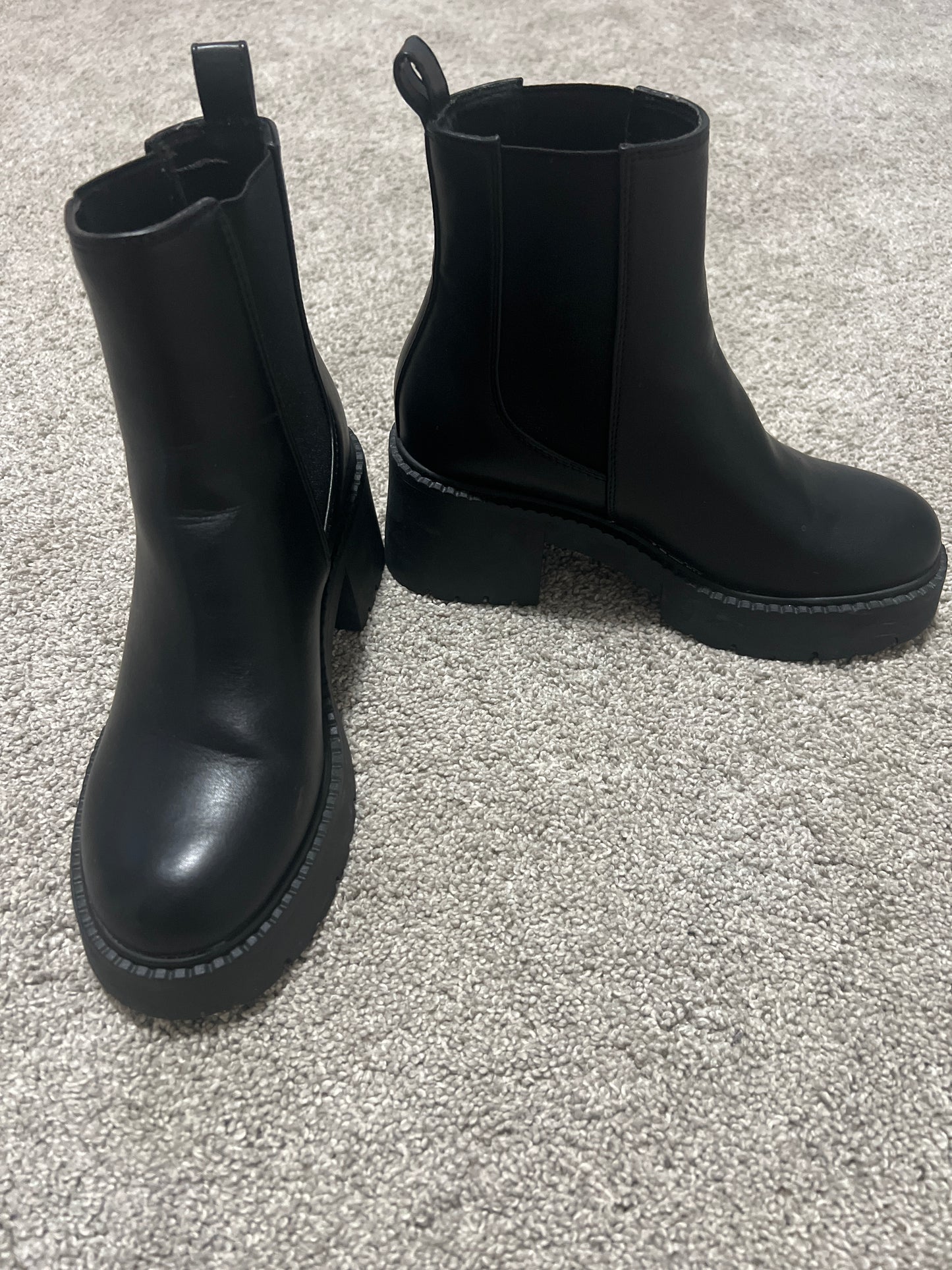 #99 Women’s Madden Girl Black Platform Chelsea Boots EUC Size 7