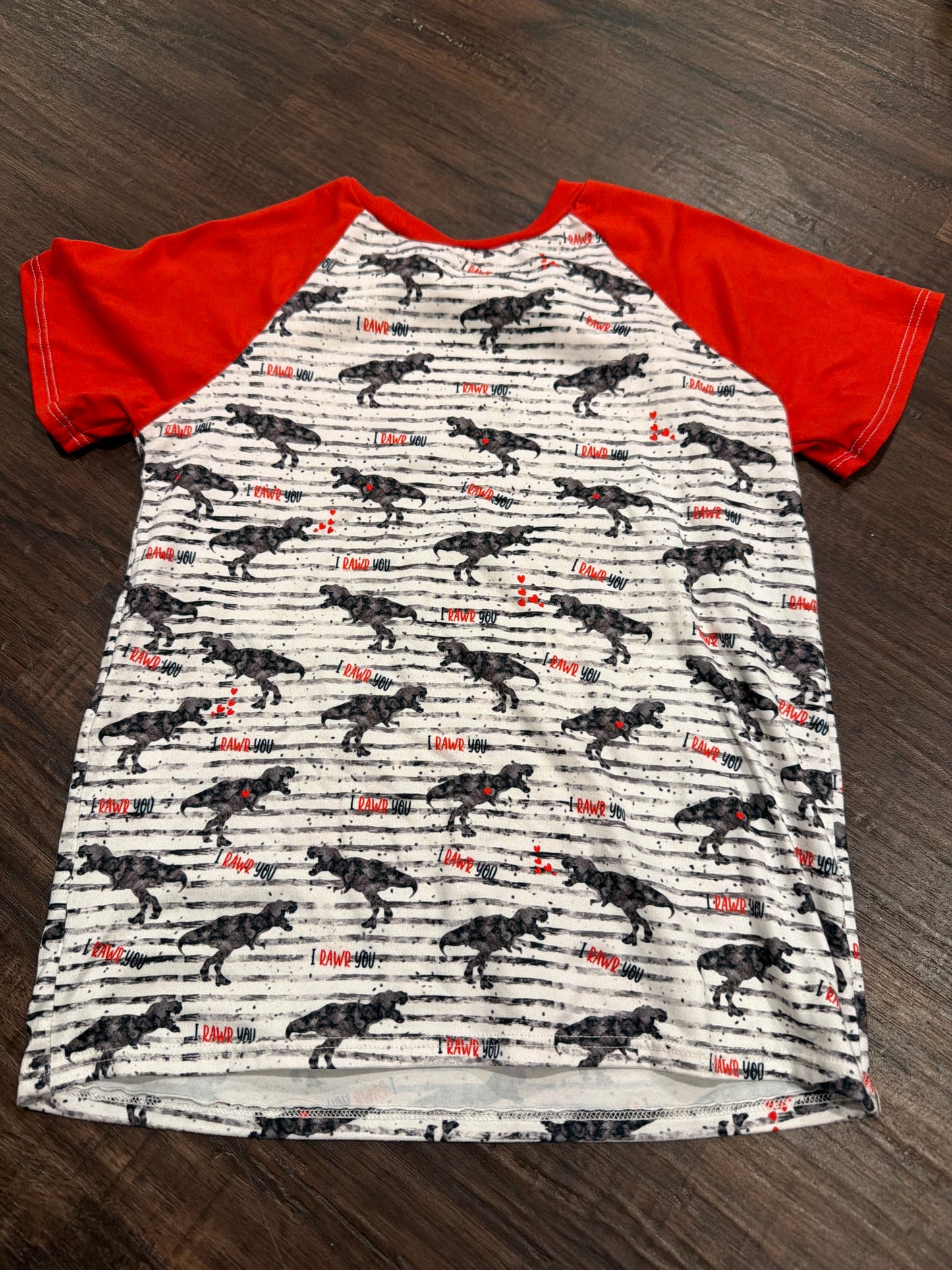 #107 like new size 5/6 boys dinosaur love tee shirt