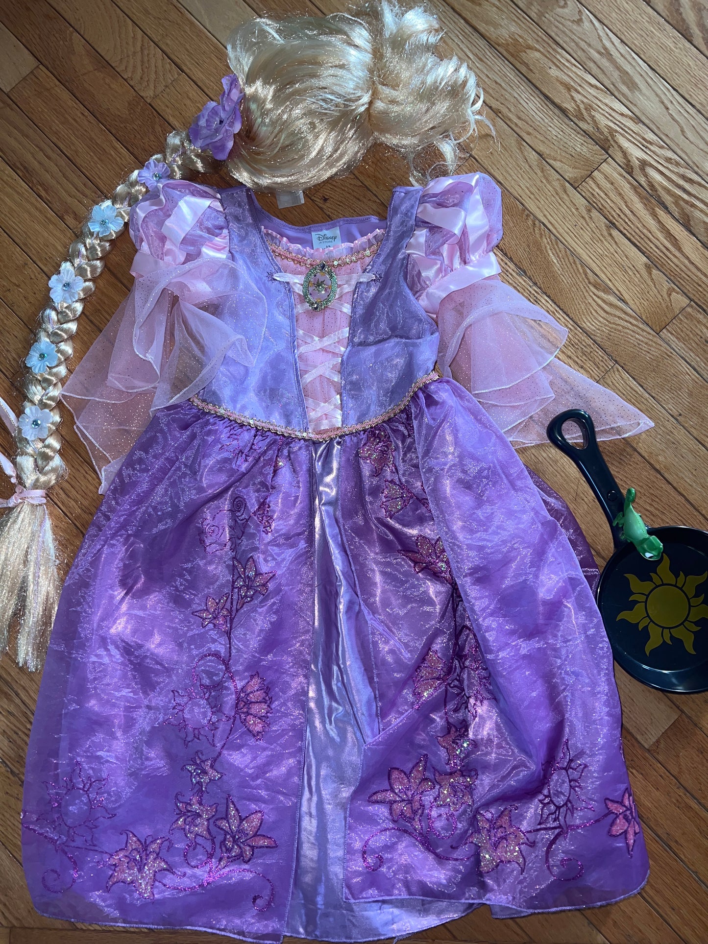 89A rapunzel size 5/6 Disney costume wi the wig and sizzling pan