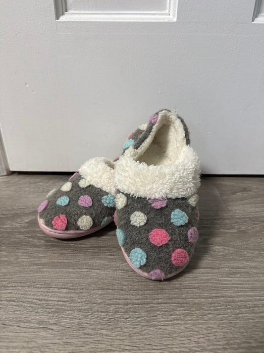 #149 Girls 9/10 slippers