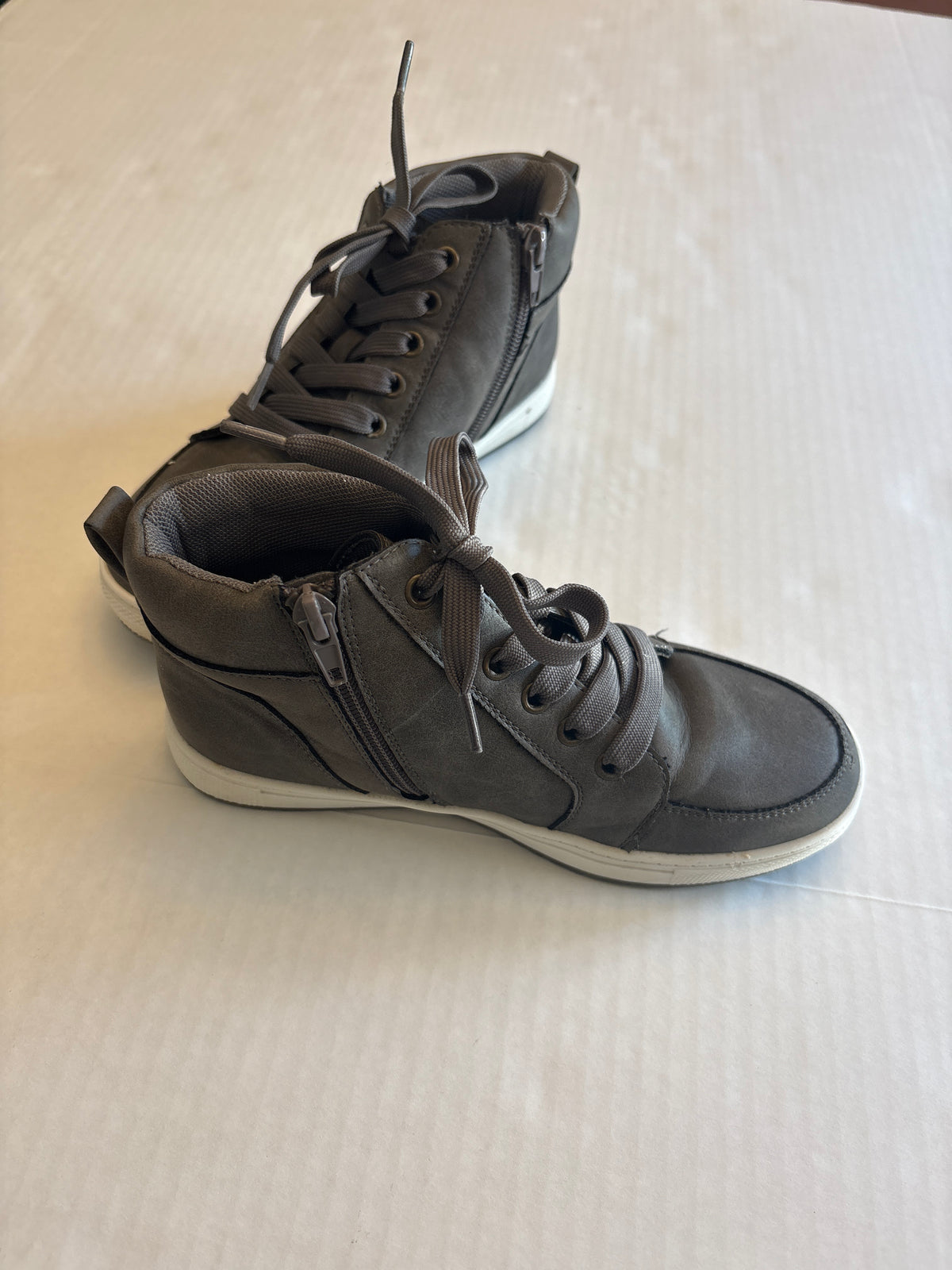 Seller 118 GUC for scuff on toes Boys Kidpik gray lace up ankle shoes Soze 2 big kids