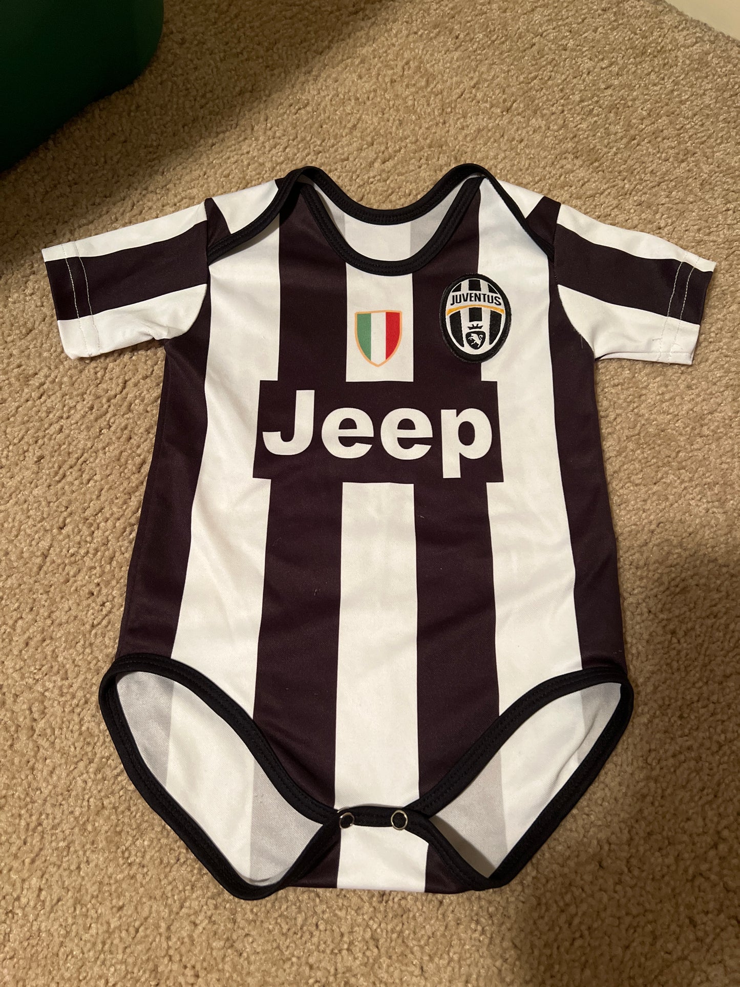 Boys Juventus soccer onesie, size 6-9 months PPU 41076