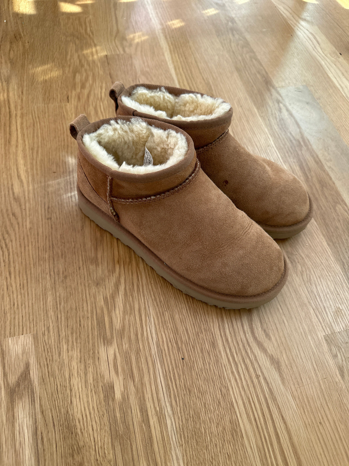 #130 Uggs Women’s Sz 6 Mini Boots