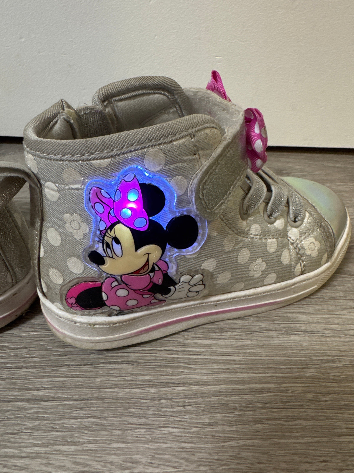 #149 Girls size 9 light up Minnie Mouse high top shoes