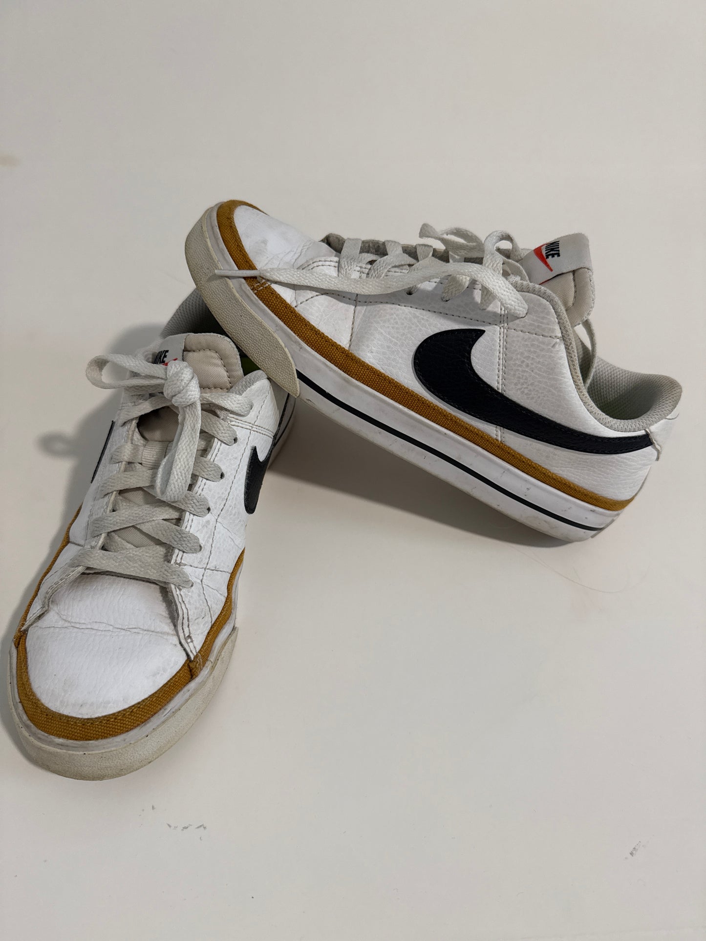 #64 Womens Nike Court Legacy GUC Size 7