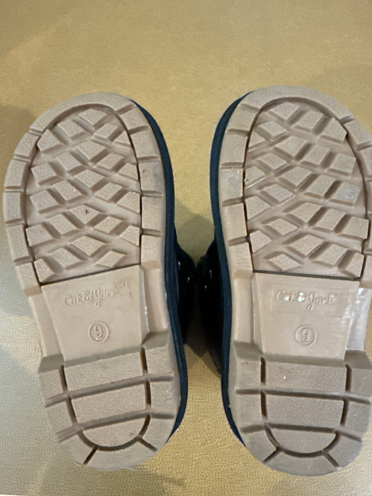 #87 Cat & jack size 9 snow boots VGUC