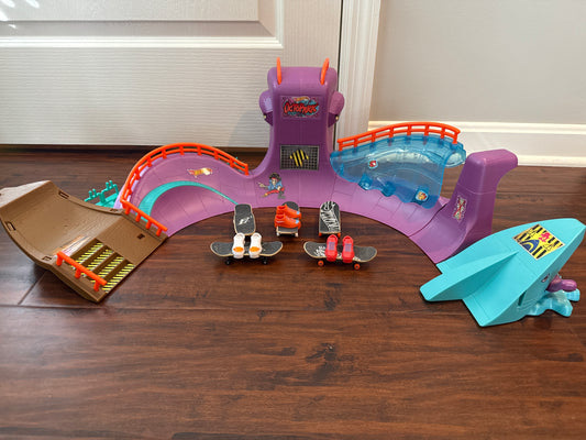 Seller #216 Hot Wheels Octopark Skate Set with extra skateboards