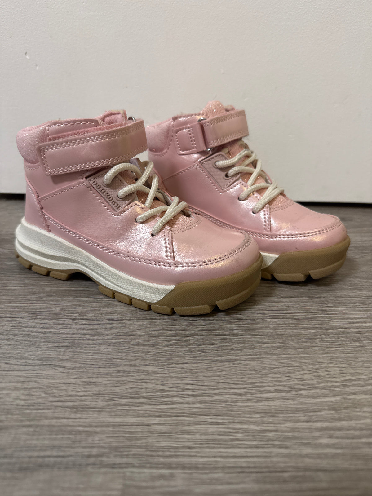 #149 Girls Oshkosh size 9 sparkly pink hiking boot