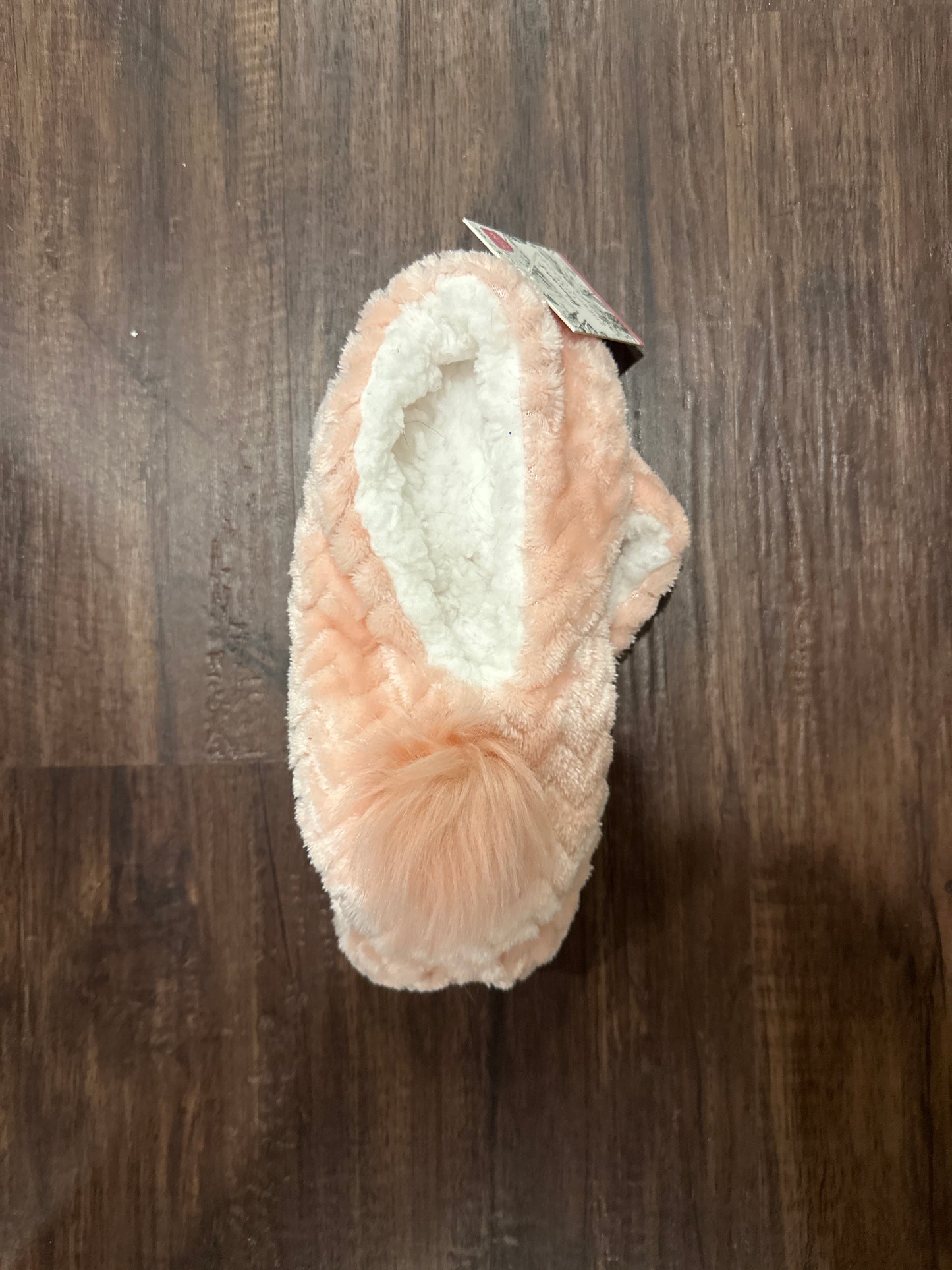 #81b Womens size s/m slippers- nwt