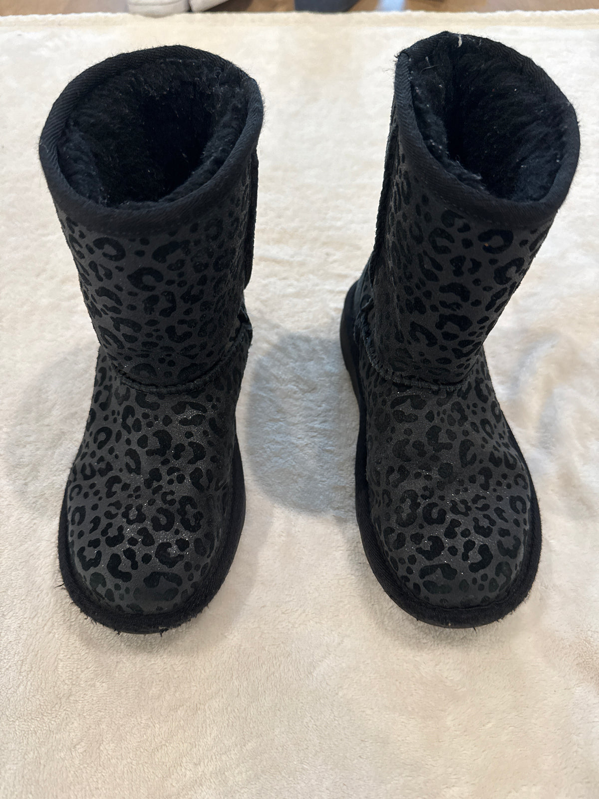 #81 Girls Shoe 1(13) tag says 1 but they’re snug so I suggest a 13 black cheetah uggs