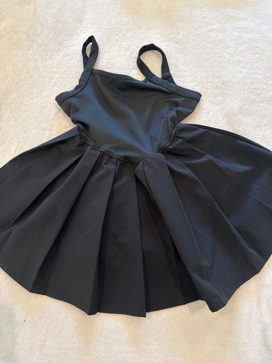 #81 Girls 5 (Tag says 9) JNSQ dance outfit with built in shorts euc