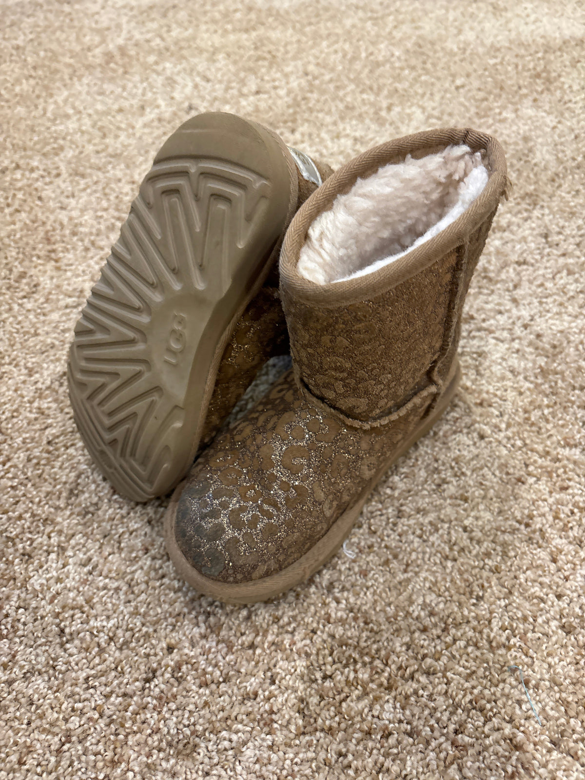 #47, girls UGG good/sparkle boots Kid Size 12