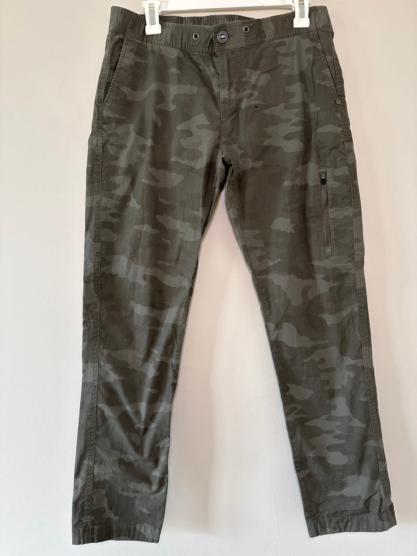 Seller #127 Women’s Vuori rip stop pant size medium