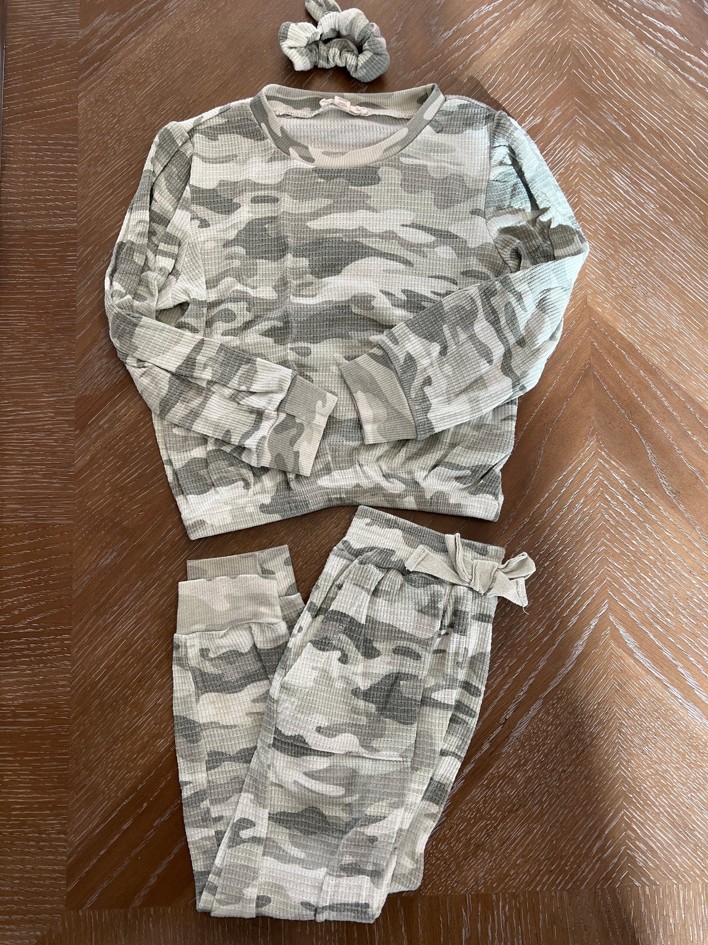 Jessica Simpson camo jogger set with matching scrunchie