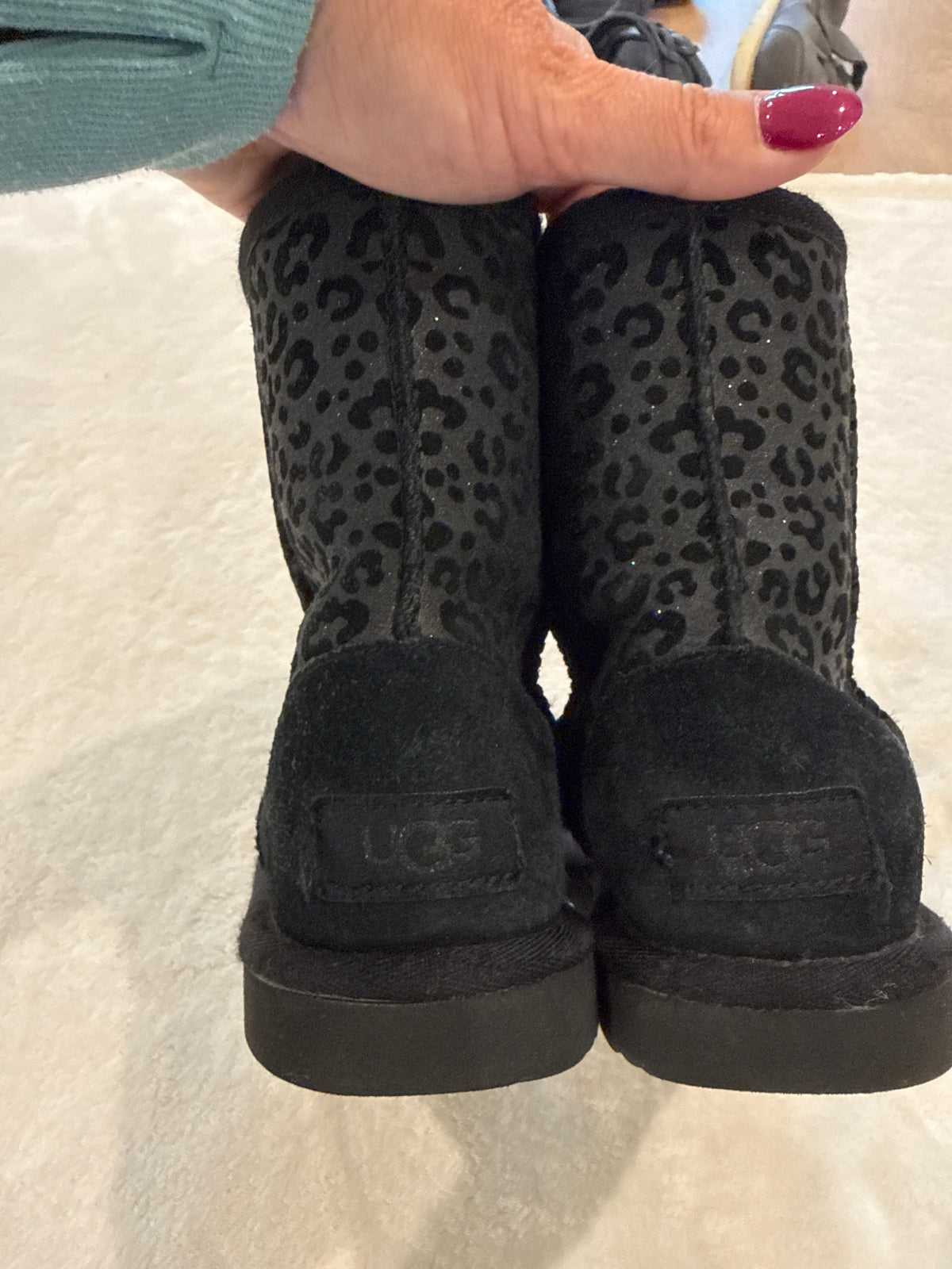 #81 Girls Shoe 1(13) tag says 1 but they’re snug so I suggest a 13 black cheetah uggs