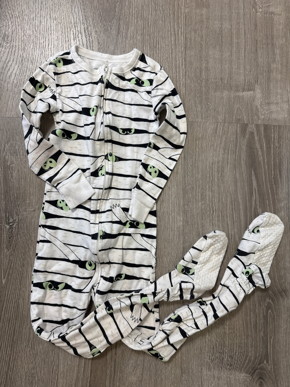 #149 boys 4T Halloween glow in the dark mummy pajamas