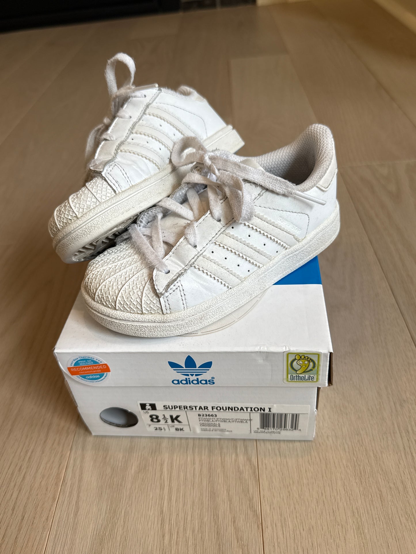 Seller #216 Boys white Adidas shoes, sz 8.5 VGUC