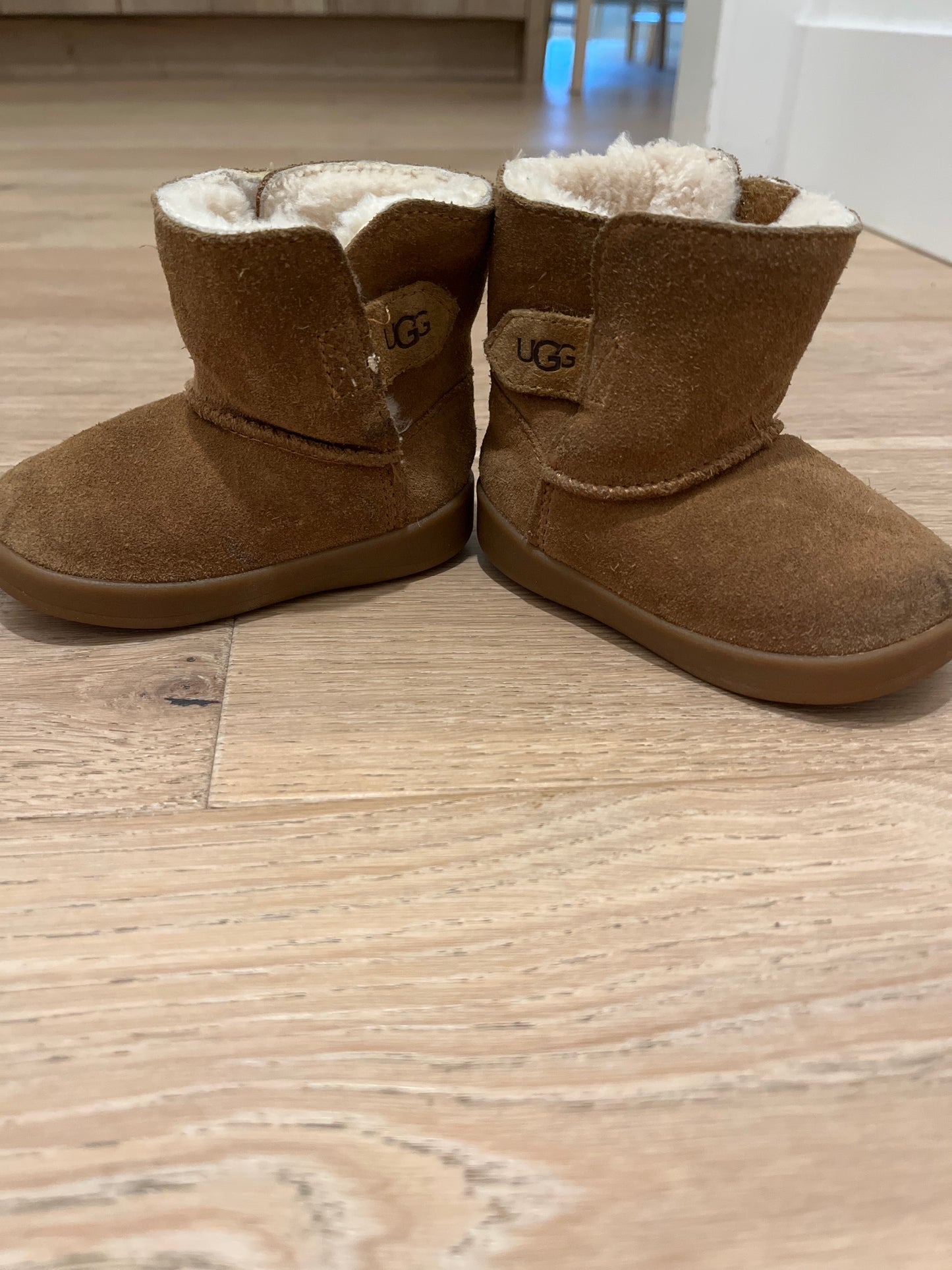 #110 Toddler Girls Ugg Boots Size 4/5